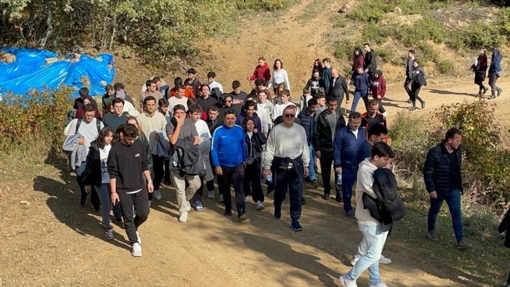 Ulaştırma ve Altyapı Bakan Yardımcısı Boyraz, Sakarya'da gençlerle ayva hasadı yaptı