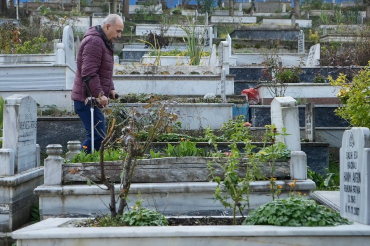 Düzce Depremi'nde hayatını kaybedenler mezarları başında anıldı