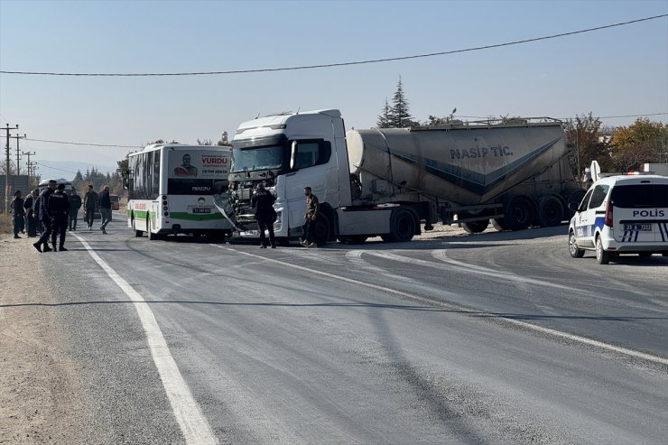 Elazığ'da halk otobüsü ile silobas dorse takılı tırın çarpışması sonucu 6 kişi yaralandı