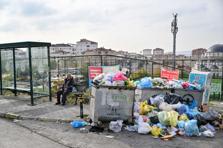 Maltepe'de işçilerin grevi nedeniyle sokaklarda çöp yığınları oluştu