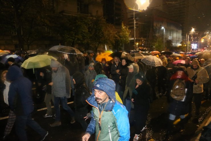 Sırbistan'da tren istasyonundaki ölümlü kazayı protesto edenler başbakanın istifasını istedi