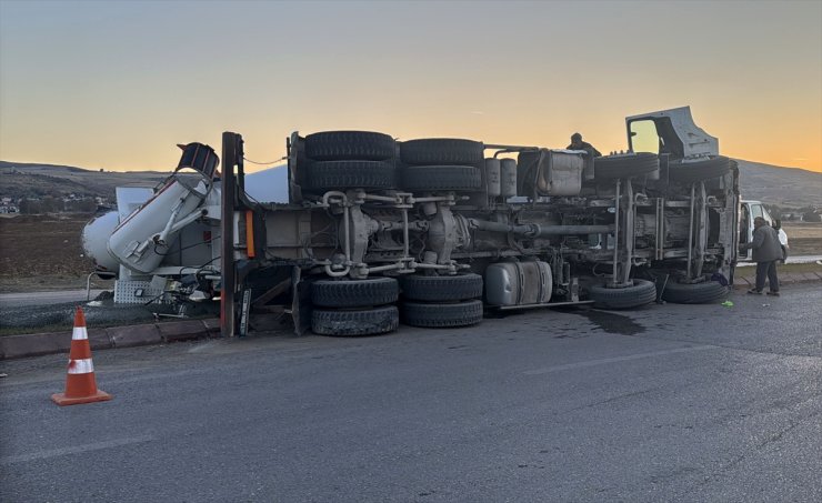 Sivas'ta devrilen beton mikserinin sürücüsü yaralandı