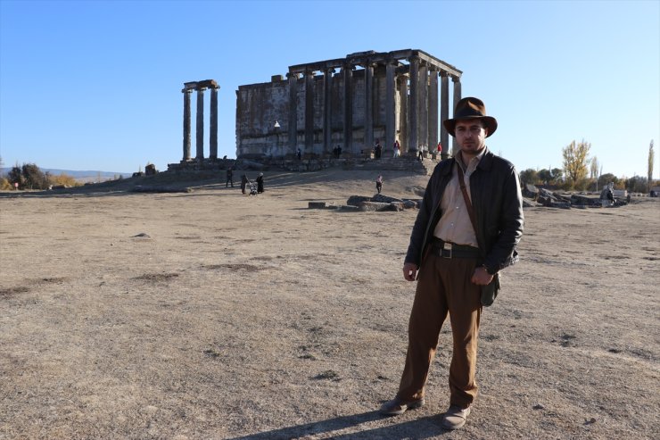 Aizanoi'nin "Indiana Jones"u turistlere antik kenti tanıtıyor