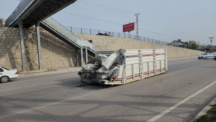 Amasya'da kamyonun damperi üst geçide çarparak yola düştü