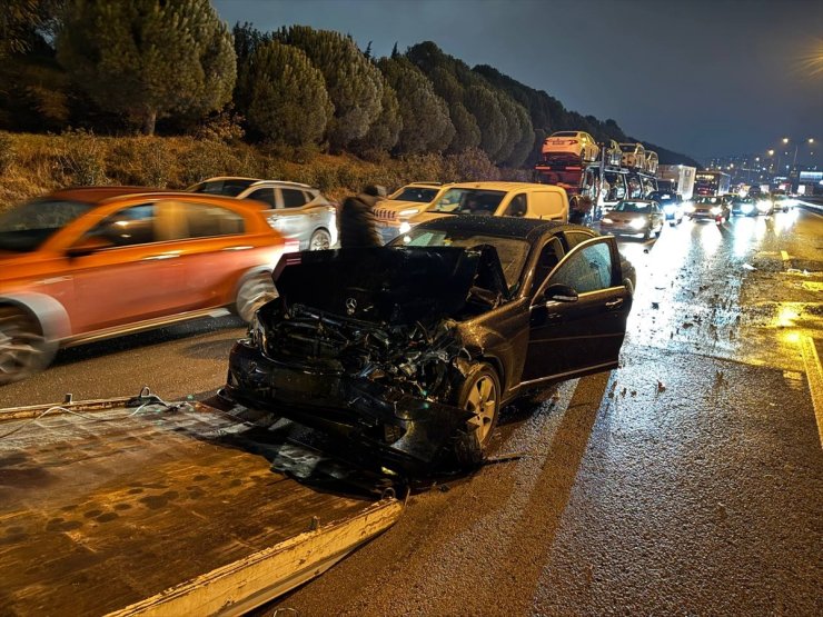 Anadolu Otoyolu'nda meydana gelen zincirleme kazada 10 kişi yaralandı