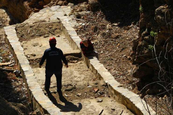 Antalya'da kayalıklarda mahsur kalan kişiyi itfaiye kurtardı