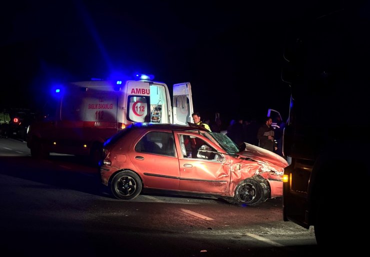 Erzurum'da servis aracı ile otomobilin çarpışması sonucu 6 kişi yaralandı