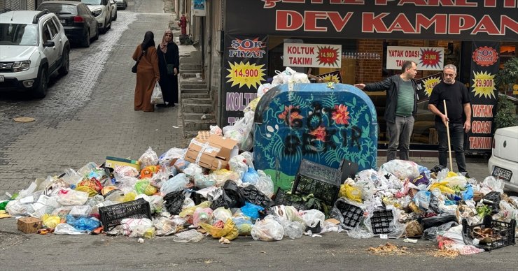 İzmir Buca'da işçilerin grevi nedeniyle sokaklarda çöp yığınları oluştu