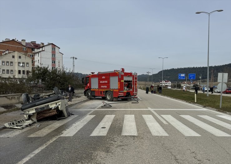 Kastamonu'da devrilen otomobildeki 2 kişi yaralandı