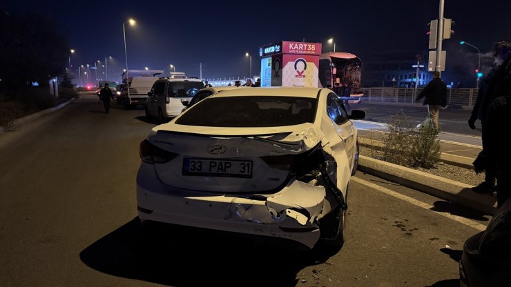 Kayseri'de yolcu otobüsü, tır ve otomobilin çarpıştığı kazada 2 kişi yaralandı