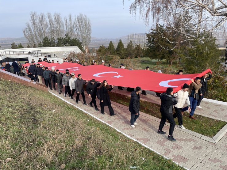 Kırgızistan-Türkiye Manas Üniversitesi öğrencileri, "ülke bağımsızlığı uğruna canından olanları" andı