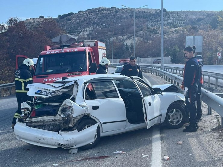 Burdur'da üç aracın karıştığı kazada 2 kişi yaralandı