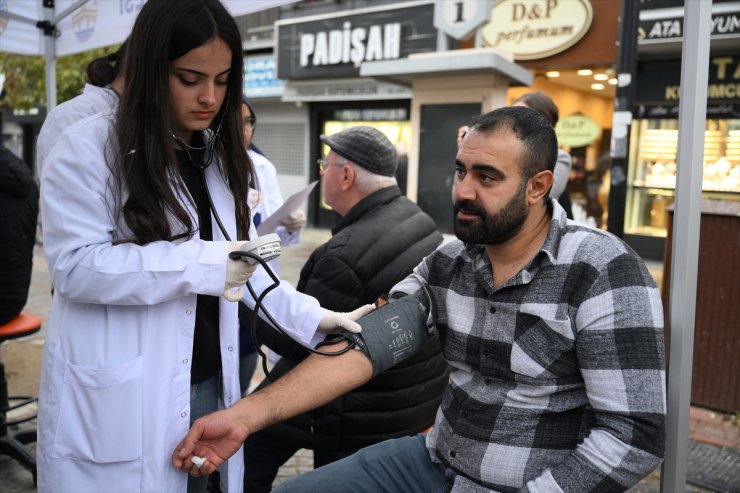 Edirne'de vatandaşların kan şekeri ve tansiyonu ölçüldü