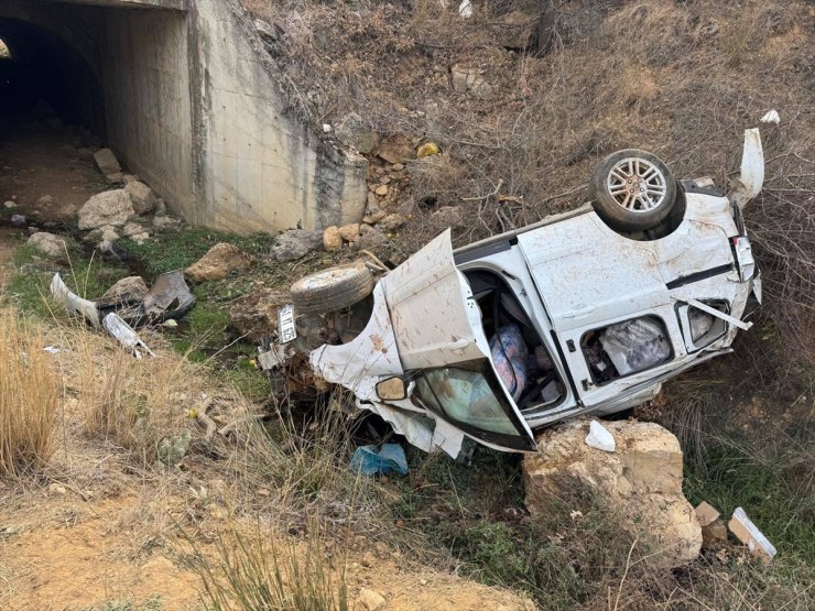 Uşak'ta menfeze devrilen otomobildeki karı koca yaralandı