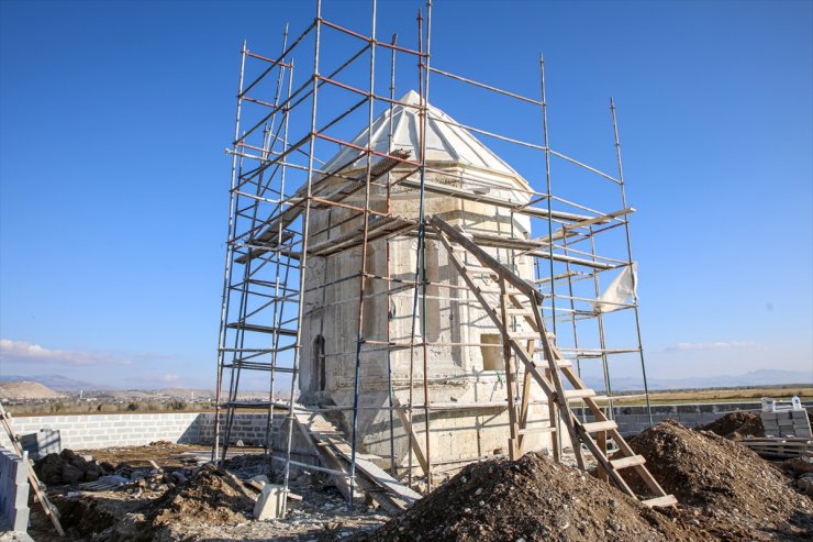 Van depremlerinde hasar gören Kara Yusuf Bey Kümbeti'nde restorasyon çalışması devam ediyor