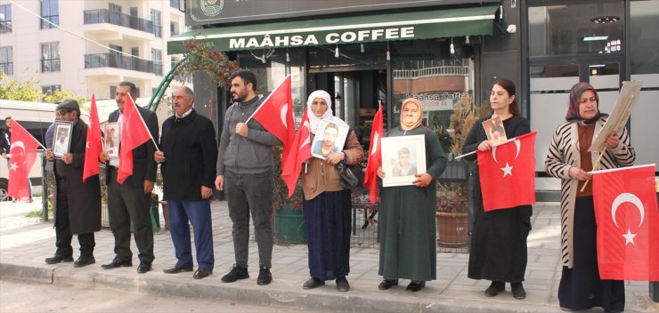 Vanlı aileler, DEM Parti İl Başkanlığı önündeki eylemlerini sürdürdü