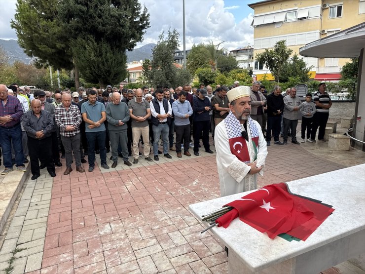 Alanya'da, İsrail'in saldırısında ölen Filistinliler için gıyabi cenaze namazı kılındı