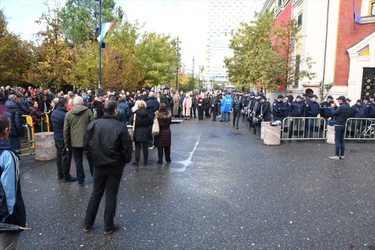 Arnavutluk'ta Tiran Belediye Başkanı Veliaj'ın istifasının istendiği protestolar sürüyor