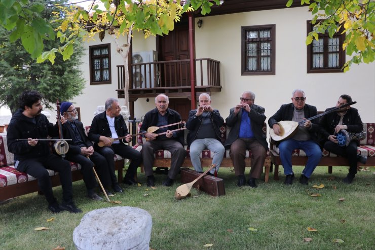 Burdur'da tarihi kültür evinde yöresel müzik dinletisi sunuldu