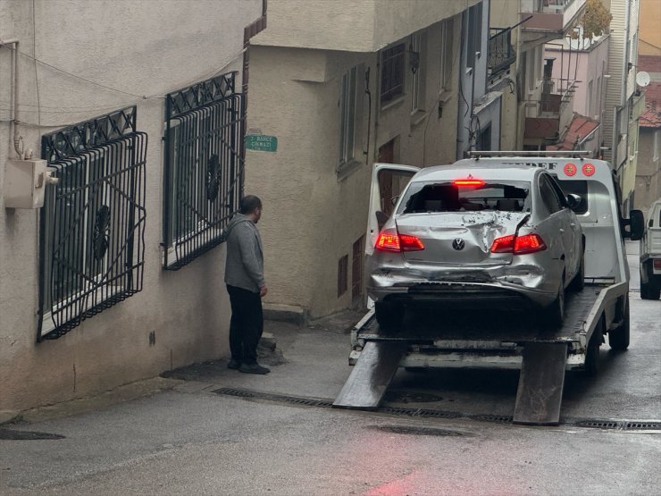 Bursa'da freni boşalan kamyonun 3 araca çarptığı kaza anı güvenlik kamerasında