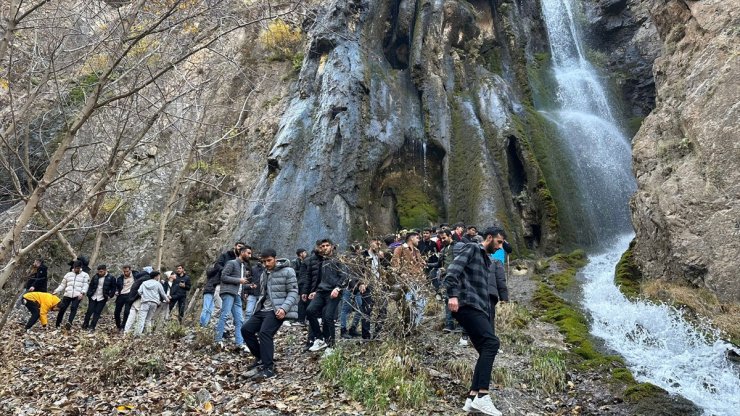 Hakkari'ye gelen gençler, tarihi yapıları ve doğal güzelliklerin bulunduğu yerleri gezdi