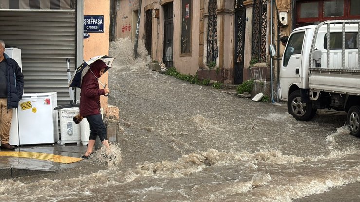 İzmir'de kuvvetli sağanak yaşamı olumsuz etkiliyor