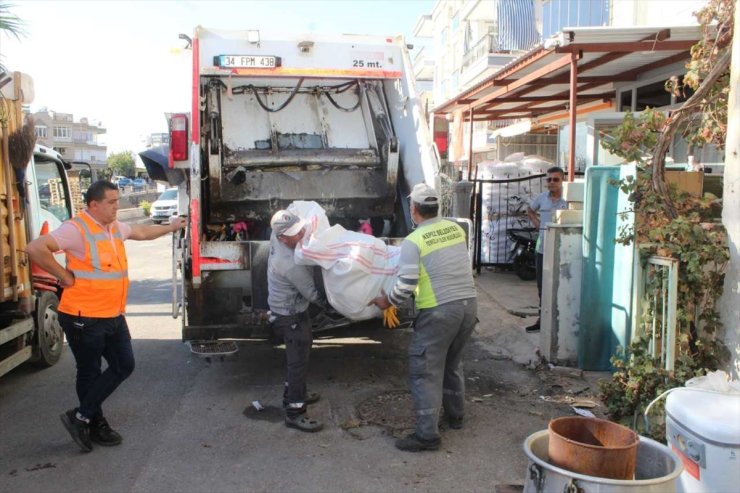 Kepez'de bir evin bahçesinden 3 kamyon çöp çıktı