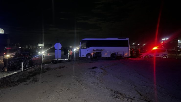 Konya'da polis minibüsü ile otomobil çarpıştı 1 kişi öldü, 11 kişi yaralandı