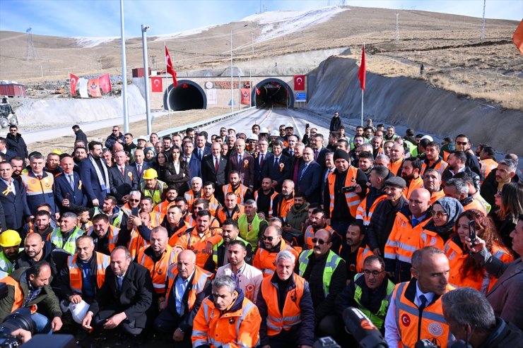 Bakan Uraloğlu, Van-Hakkari kara yolundaki Güzeldere Tüneli'nin açılışında konuştu: