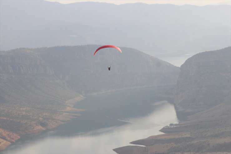 Yamaç paraşütçüleri, Botan Vadisi Milli Parkı'nın güzelliklerini tanıtmak için havalanıyor