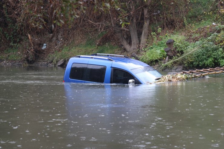 Amasya'da nehre düşen aracın sürücüsü kazadan yara almadan kurtuldu