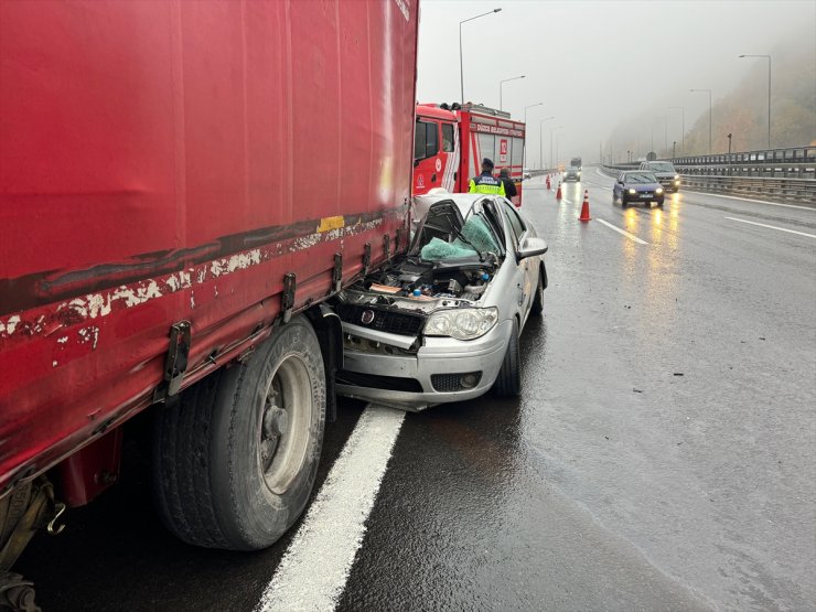 GÜNCELLEME - Anadolu Otoyolu'nda tıra çarpan otomobildeki 1 kişi öldü, 4 kişi yaralandı