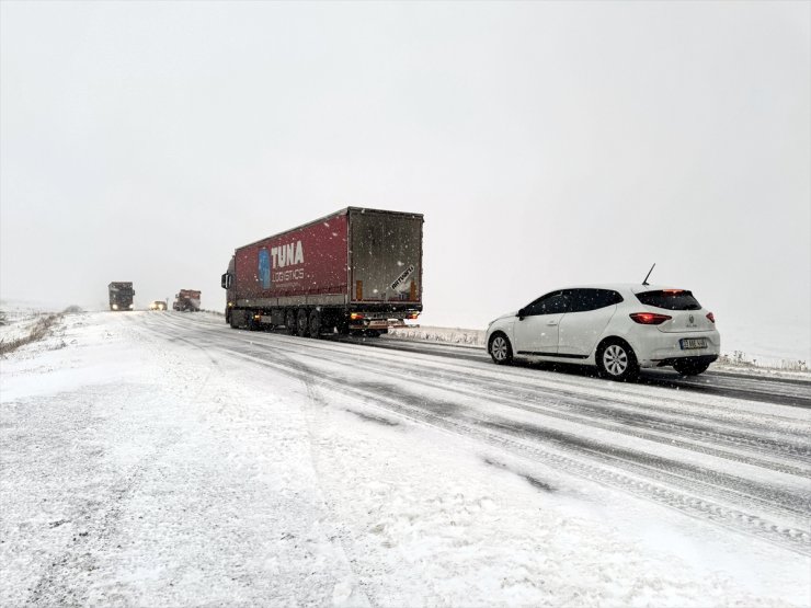 Ardahan'da kar ve buzlanma nedeniyle araçlar yolda kaldı