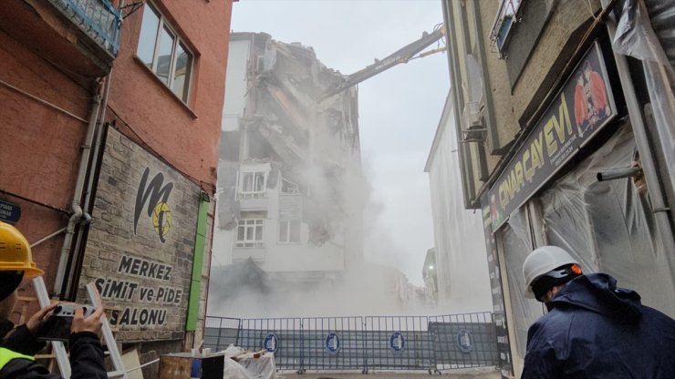 Çorum'da patlamada hasar gören binanın yıkımına başlandı