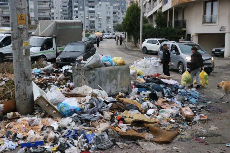 İzmir Buca'daki çöp yığınları tepkilere neden oluyor