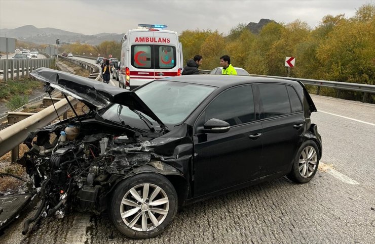 Kırıkkale'de meydana gelen iki ayrı trafik kazasında 7 kişi yaralandı