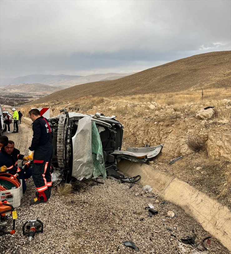 Malatya'da devrilen otomobildeki 5 kişi yaralandı