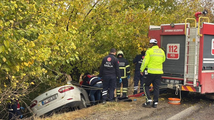 Adıyaman'da otomobil ile hafif ticari aracın çarpıştığı kazada 3 kişi hayatını kaybetti