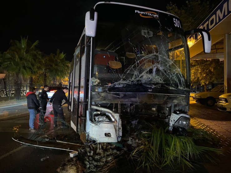 Antalya'da tur otobüsü ile çarpışan otomobilin sürücüsü öldü