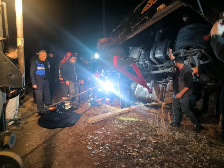 GÜNCELLEME - Malatya'da devrilen tır çekicisinin altında kalan polislerden 1'i şehit oldu, 1'i yaralandı