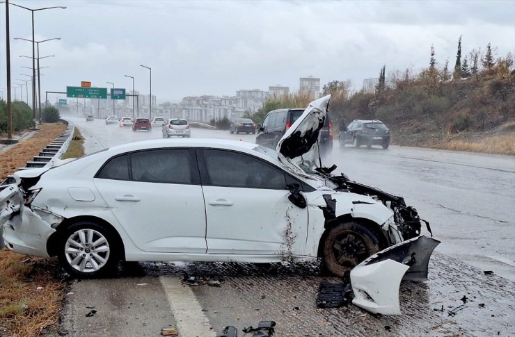 Mersin'de bariyere çarpan otomobildeki 4 kişi yaralandı