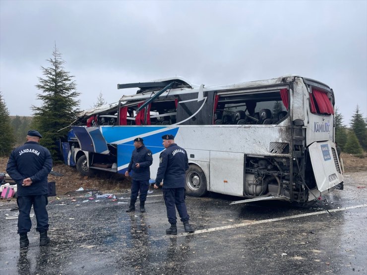 GÜNCELLEME - Eskişehir'de devrilen yolcu otobüsündeki 1 kişi öldü, 30 kişi yaralandı