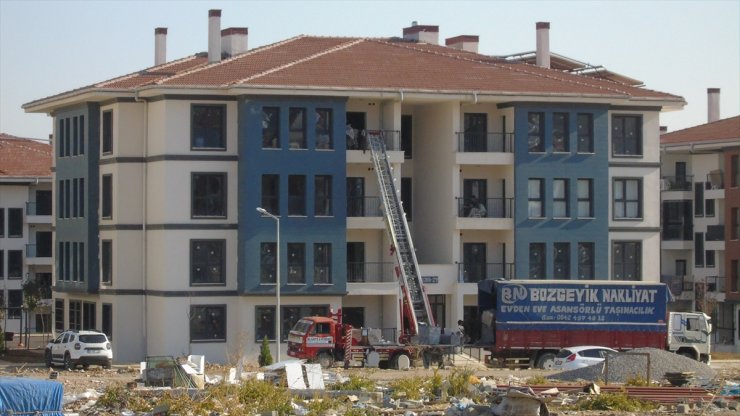 İslahiye'de kalıcı konutları teslim edilen hak sahipleri evlerine yerleşiyor