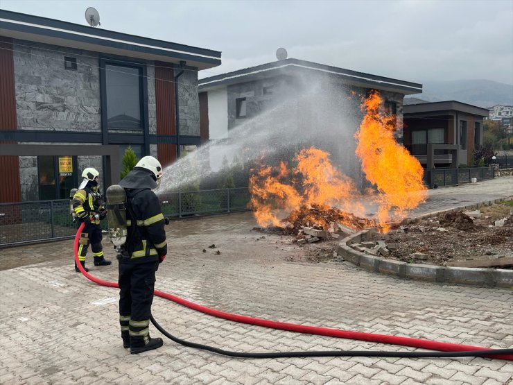 Kocaeli'de doğal gaz dağıtım hattında çıkan yangın söndürüldü