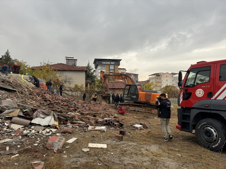 GÜNCELLEME - Malatya'da ağır hasarlı bina, yıkılırken iş makinesinin üzerine devrildi