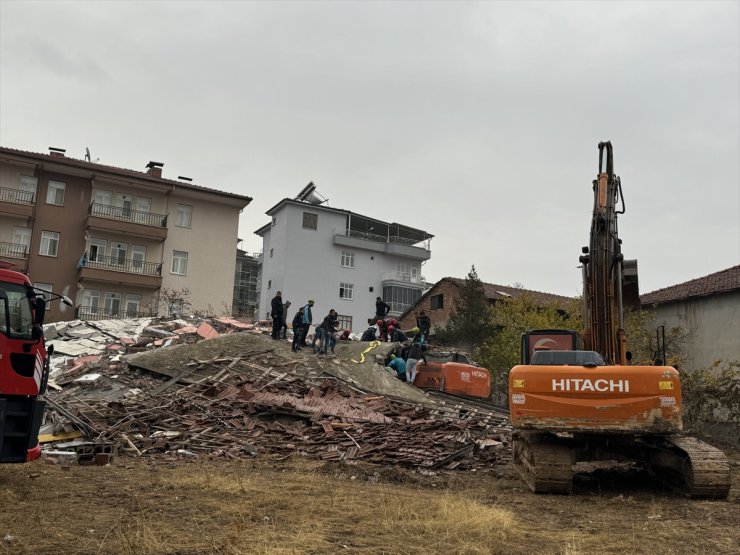 Malatya'da ağır hasarlı bina yıkılırken iş makinesinin üzerine devrildi