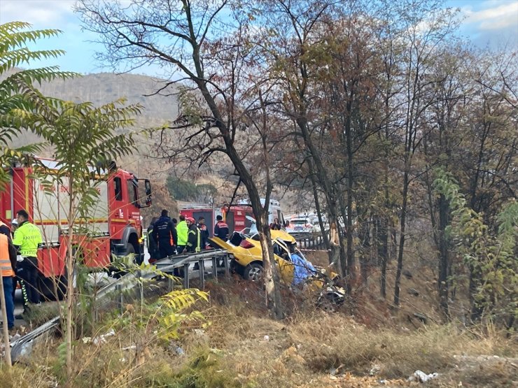 Manisa'da bariyere ve ağaca çarpan taksideki yolcu öldü