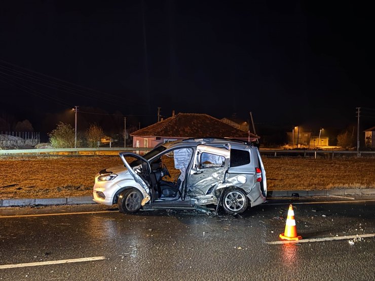 Uşak'ta otomobil ile hafif ticari aracın çarpışması sonucu 1 kişi öldü, 5 kişi yaralandı