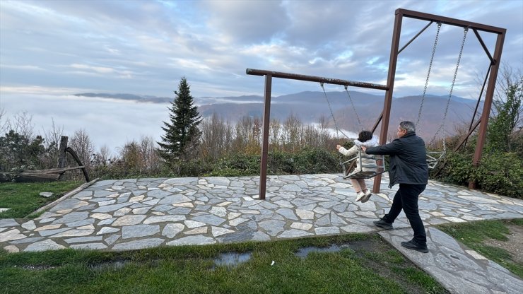 Bolu Dağı'ndan geçen sürücüler mola yerlerinde zirveden manzarayı izliyor