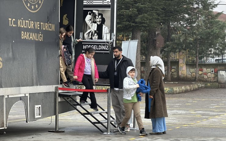 Gezen Sinema Tırı, "beyaz perde"yi Düzce'deki köy okullarına taşıyor